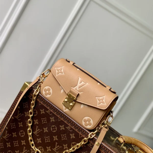 Louis Vuitton Pochette Métis East West Bag