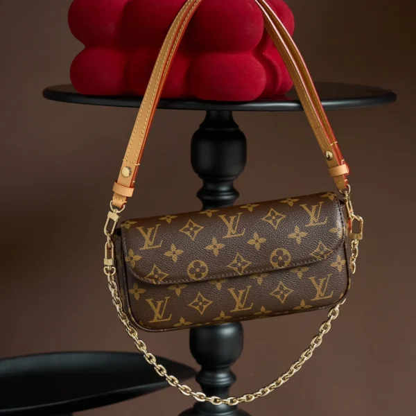 Louis Vuitton Ivy Wallet On Chain Bag Monogram Canvas Handbags 23.5x12x4.3cm
